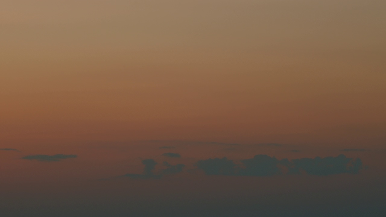 天空不同的阴影日落。绚丽的蓝色云朵。落日的天空与云的背景。平底锅。视频素材