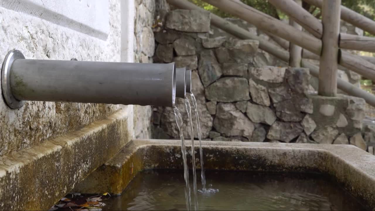 西班牙山区的泉水管道视频素材