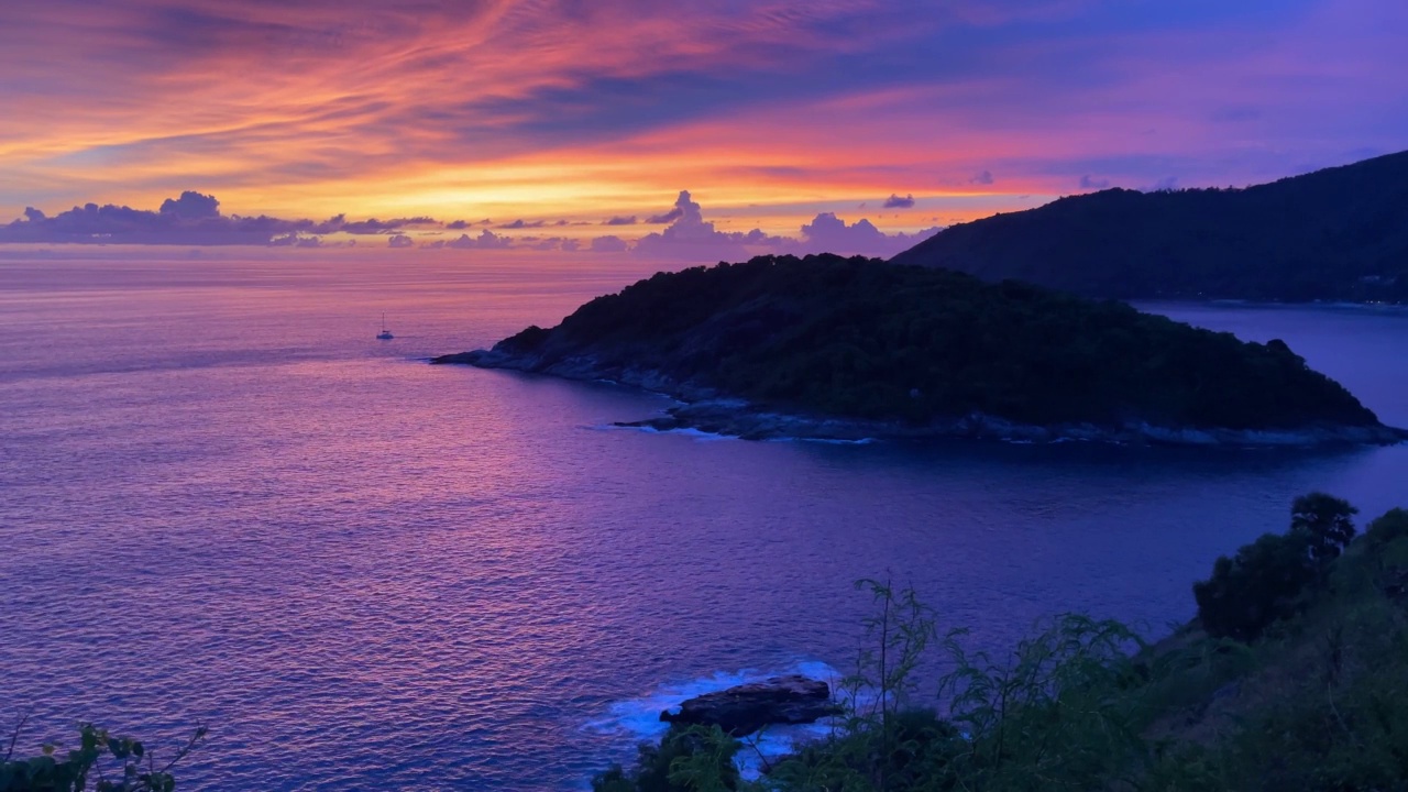 普吉岛平静海面上浪漫色彩的日落视频素材