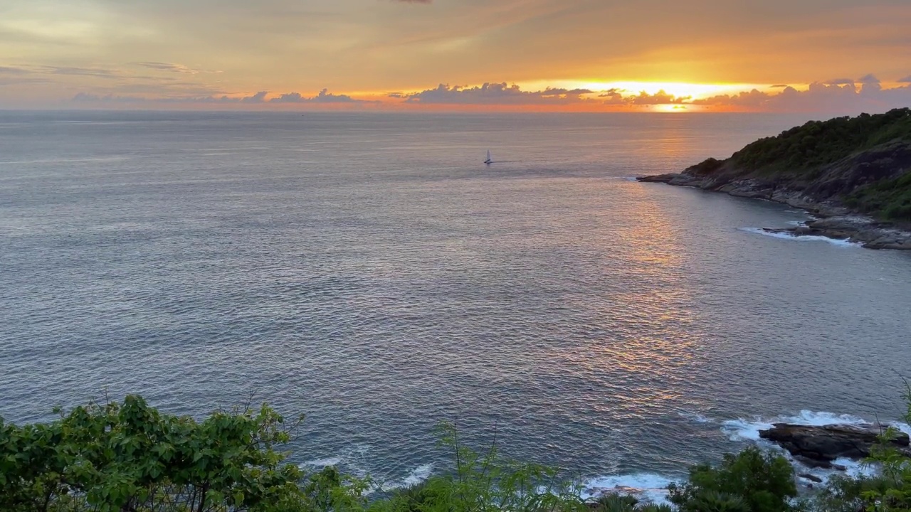 在泰国普吉岛的海上，平静的日落天空视频素材