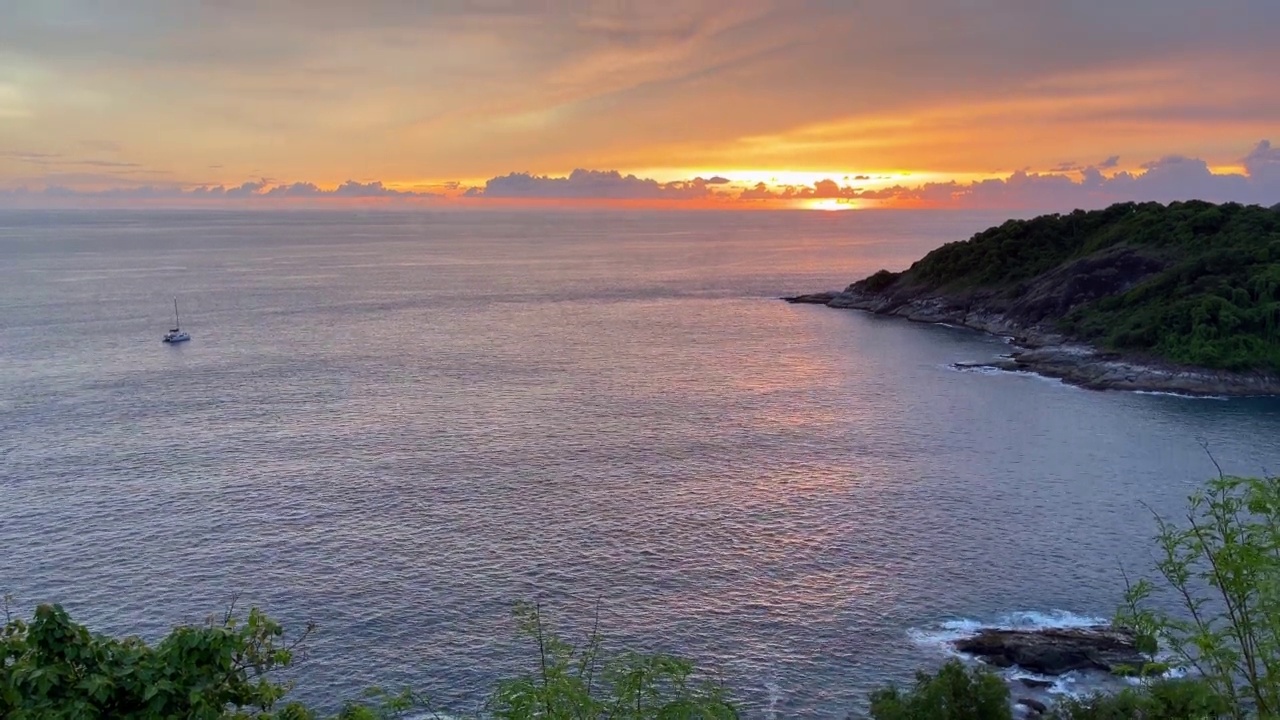 夕阳西下时，停泊在平静海面上的船只视频素材