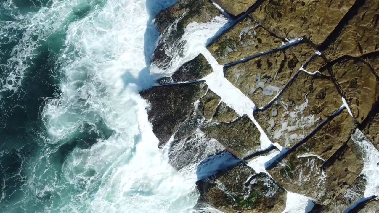 海浪拍打岩石无人机空中飞行视频素材