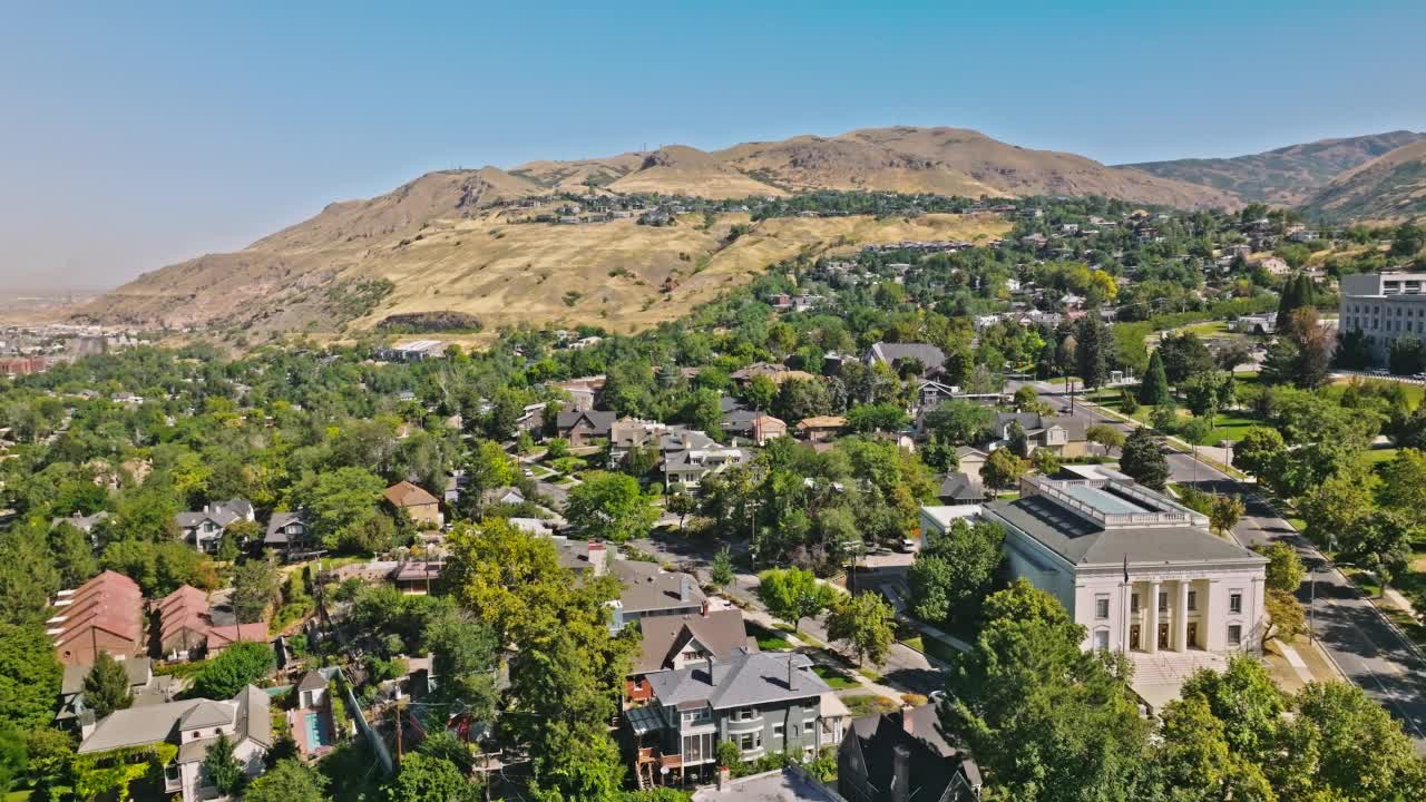 城市街道与Wasatch山景南盐湖城，犹他州视频素材