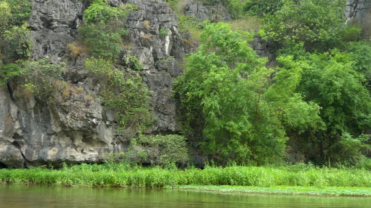 宁平镇附近的稻田和岩层视频素材