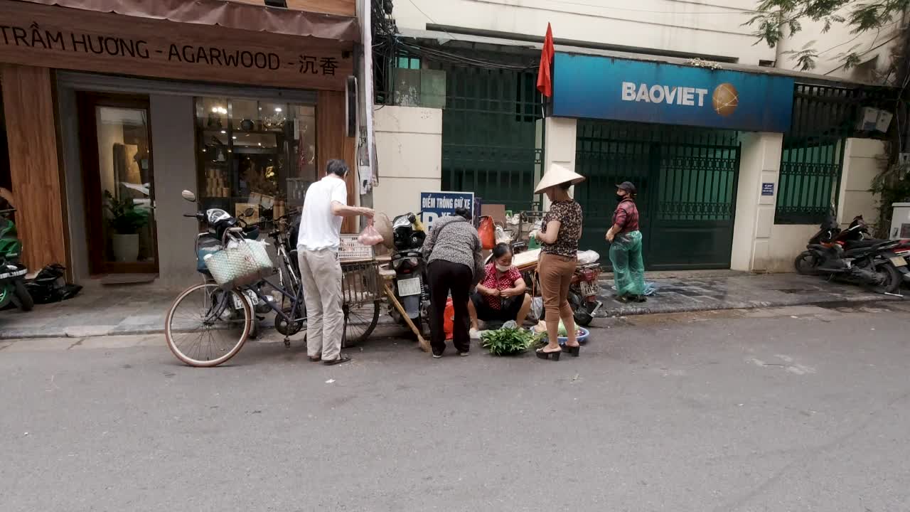 河内街道上卖蔬菜的小贩视频素材