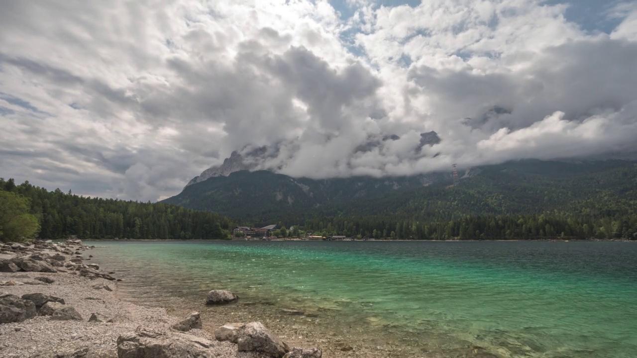 德国阿尔卑斯山脉顶部的Zugspitze峰和Eibsee湖时间间隔，Garmisch Partenkirchen时间间隔4K视频素材