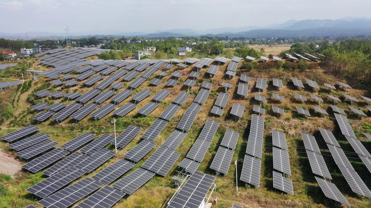 果园里的太阳能发电厂视频素材