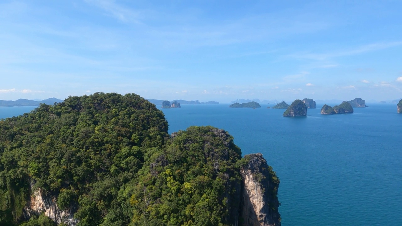 热带岛屿的高角度与海洋蓝色的海水在Koh Hong岛360视角，泰国甲米自然景观视频素材