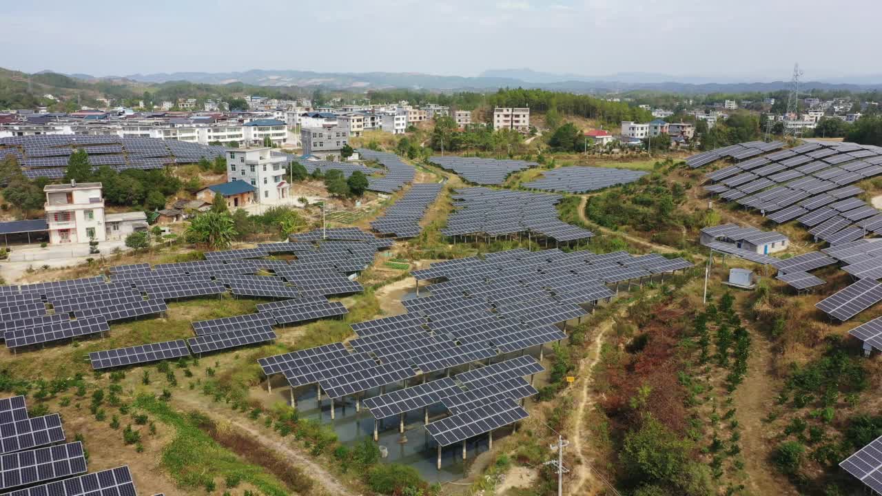 果园里的太阳能发电厂视频素材