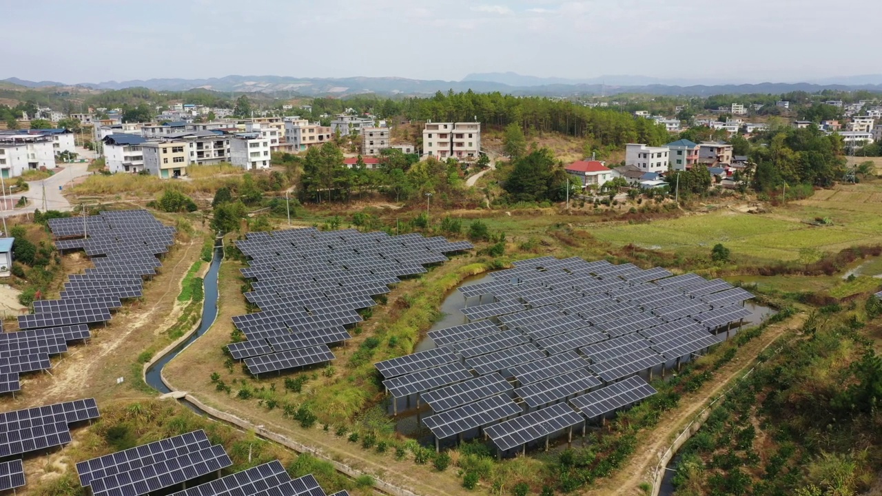 果园里的太阳能发电厂视频素材