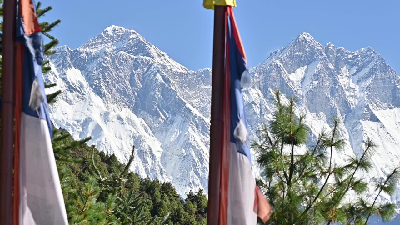 从尼泊尔纳姆切巴扎的夏尔巴人文化博物馆看珠穆朗玛峰和洛子山。视频素材