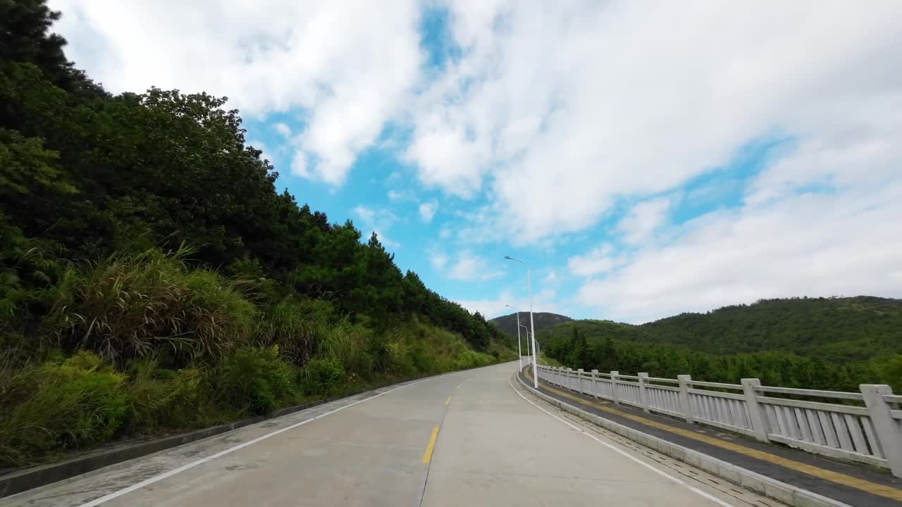 在山路上驾驶视频素材