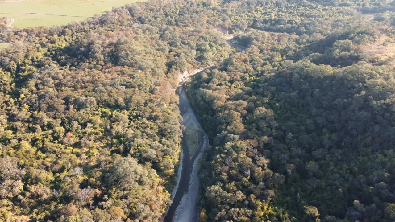 倾斜的德龙从河上向阿根廷的山脉飞去视频下载