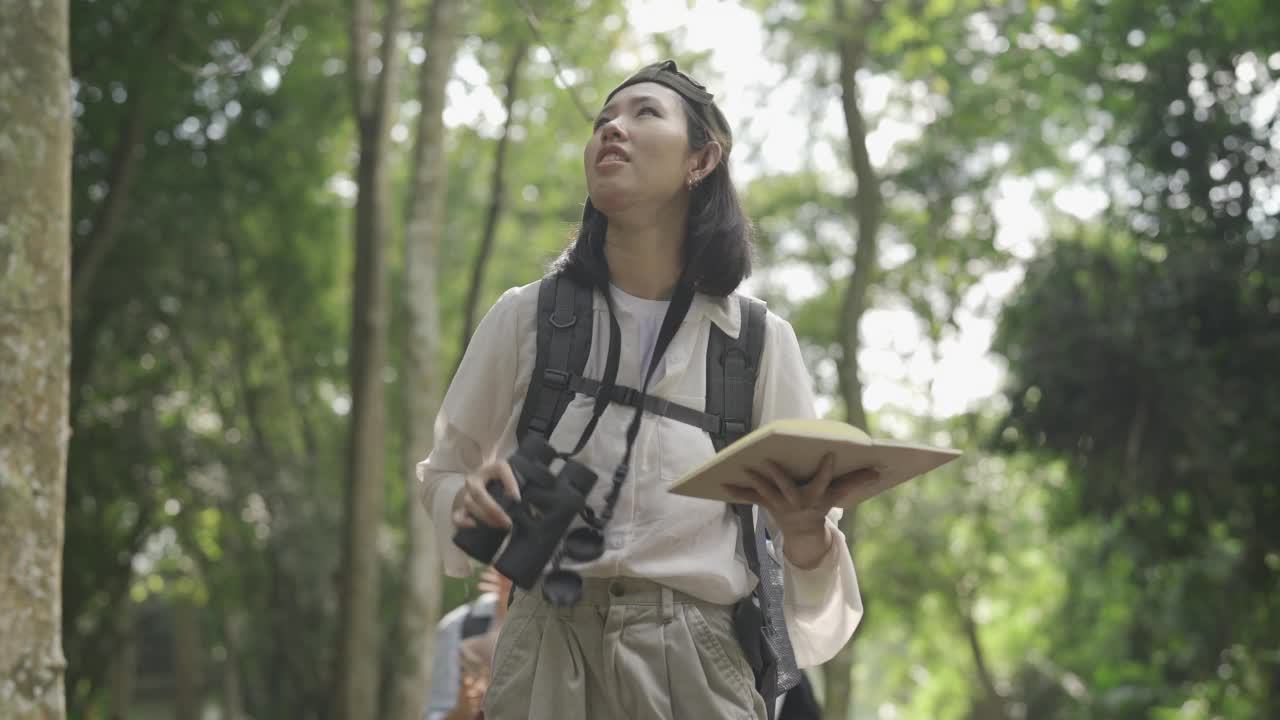 徒步旅行者使用地图旅行。视频素材