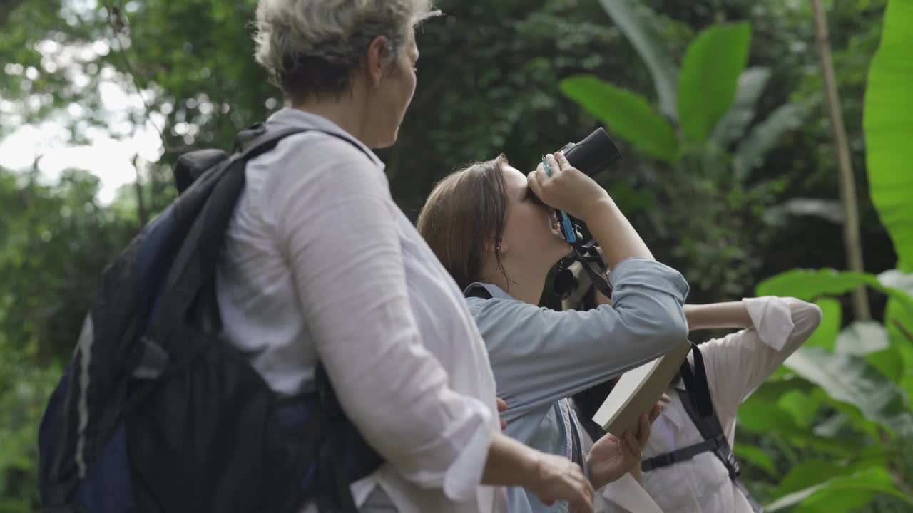 背着背包的女性旅行者视频素材