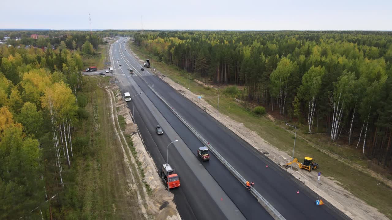 用道路设备修理一段公路并铺设沥青视频素材