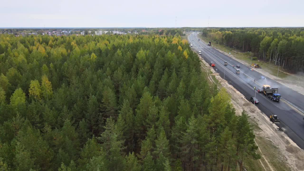 四车道公路沥青路面的修复与铺设。无人机电影的观点视频素材