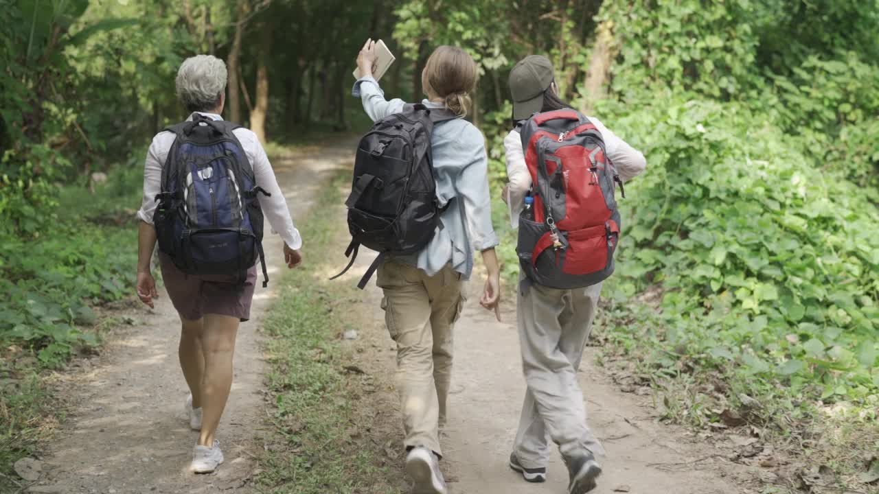 背着背包的女性旅行者视频素材