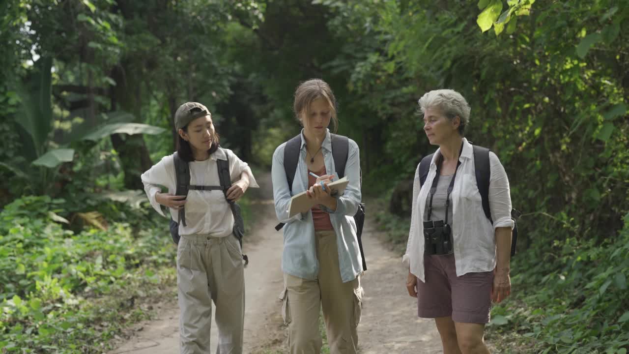 背着背包的女性旅行者视频素材