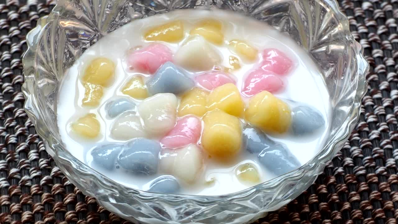 椰子奶油或布阿莱饺子视频素材