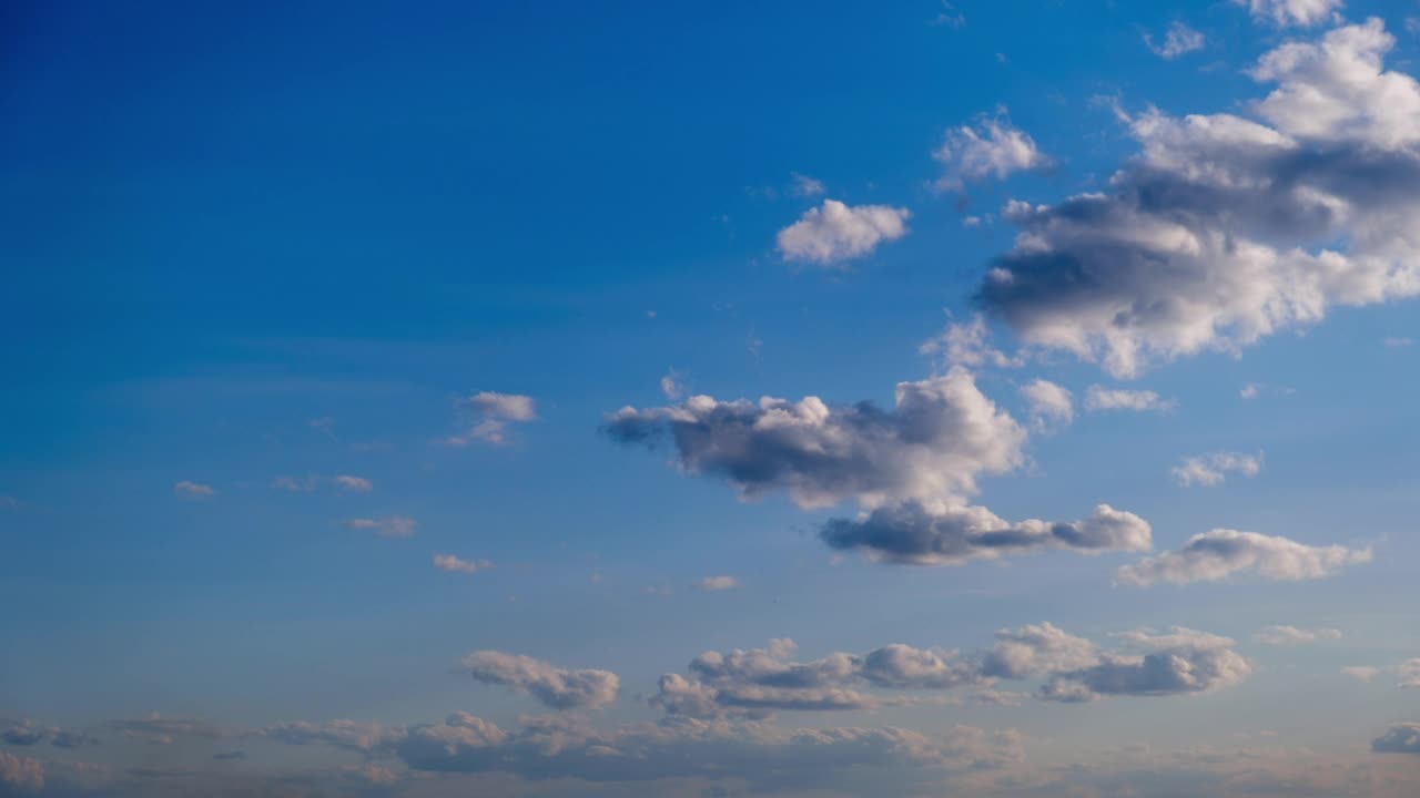 白云在蓝天、云雾空间中移动和溶解的时间流逝视频素材