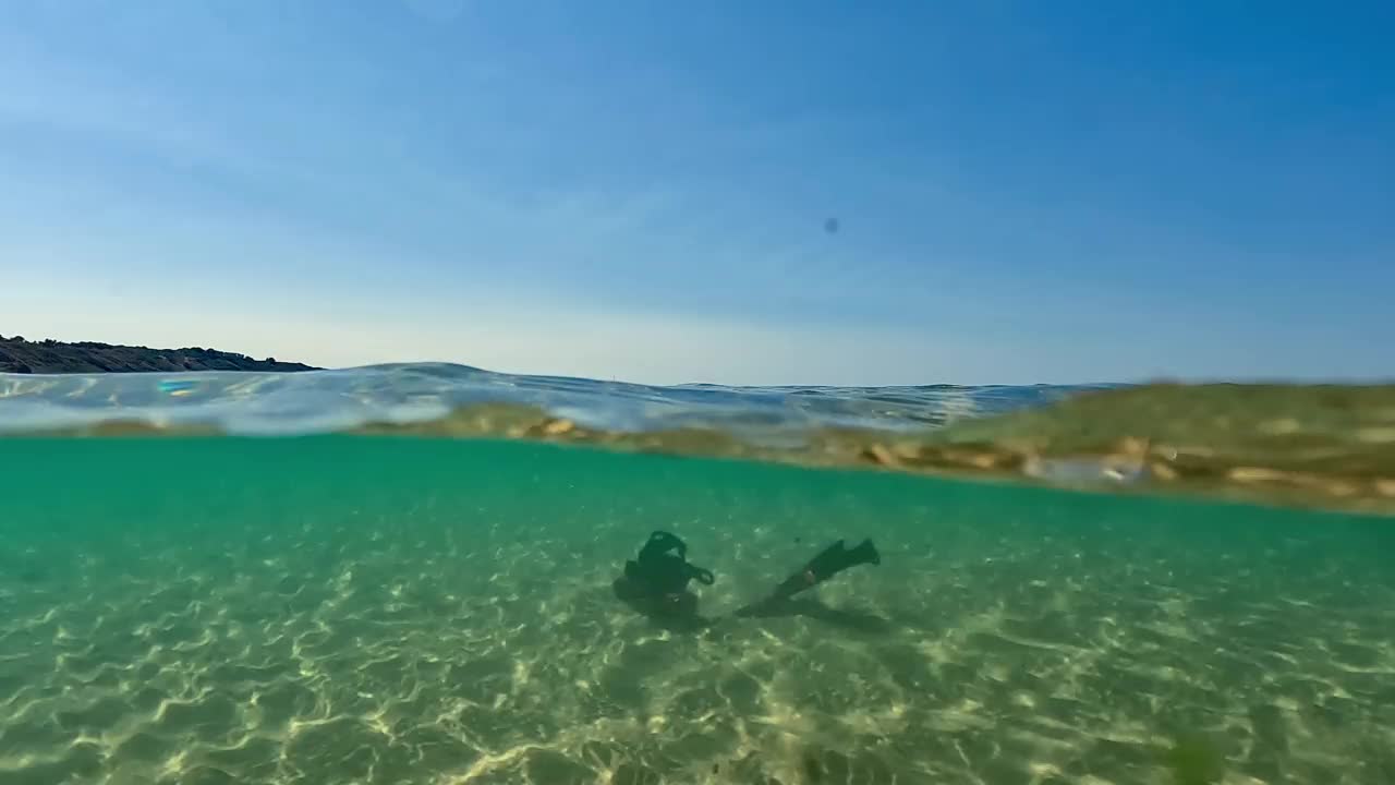 不寻常的分裂水下视图失去孤立的潜水鳍休息在海床上视频素材