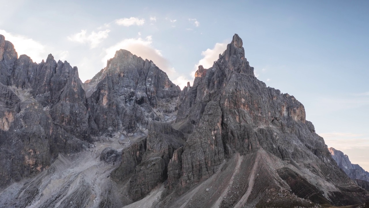 Passo Rolle，意大利阿尔卑斯山的山口，山上的云，白云石，意大利Passo Rolle，意大利阿尔卑斯山的山口，山上的云，白云石，意大利视频素材