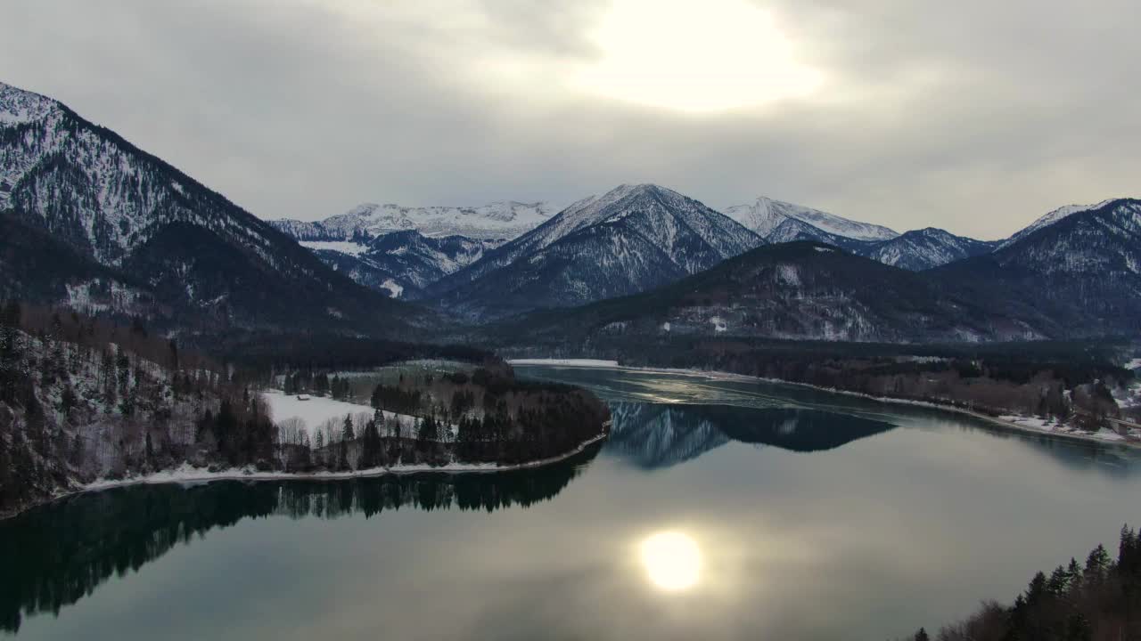 雪山和冰冻河流的鸟瞰图视频素材