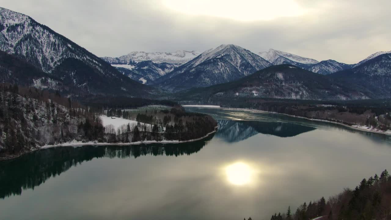 雪山和冰冻河流的鸟瞰图视频素材