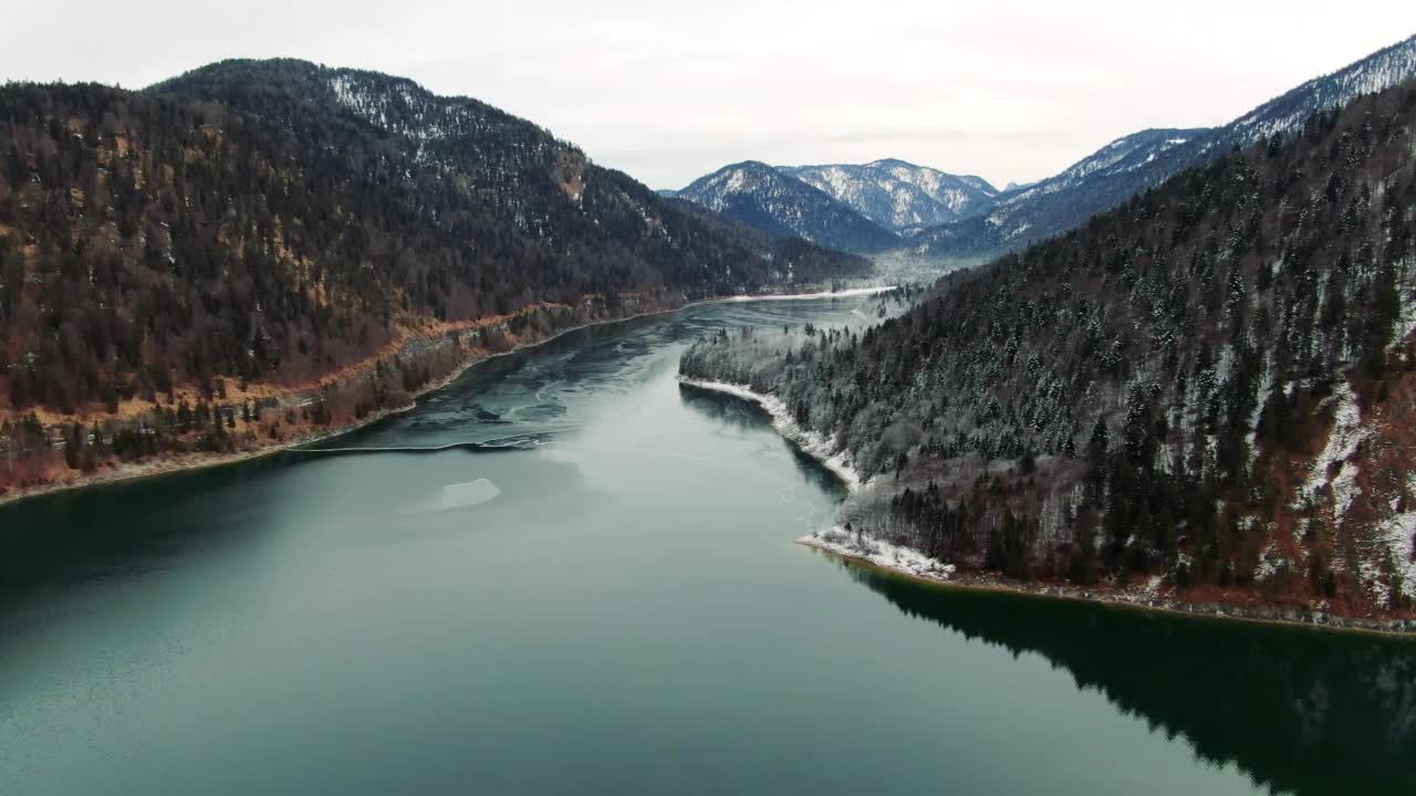 雪山和冰冻河流的鸟瞰图视频素材