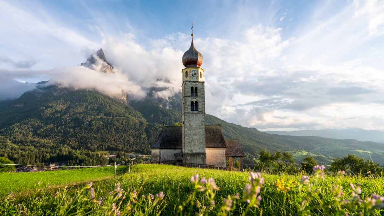 圣瓦伦丁教堂- Alpe di Siusi, Dolomites，意大利视频素材