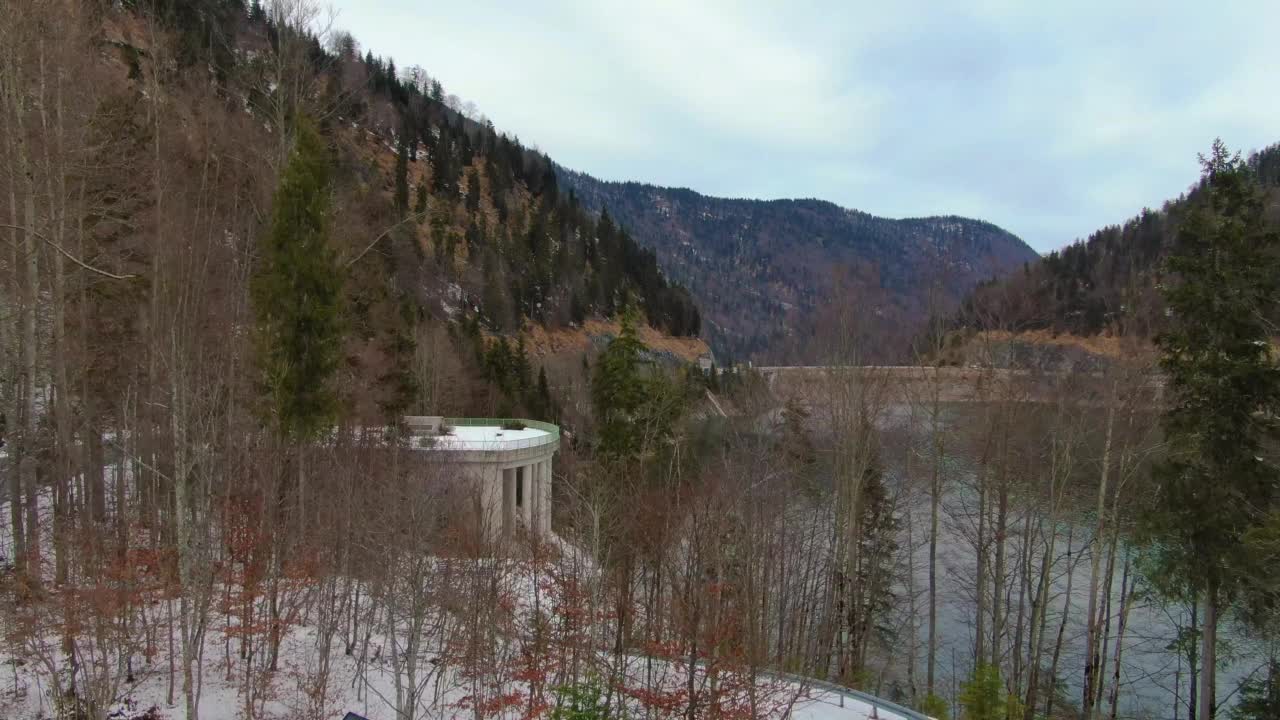 雪山和冰冻河流的鸟瞰图视频素材