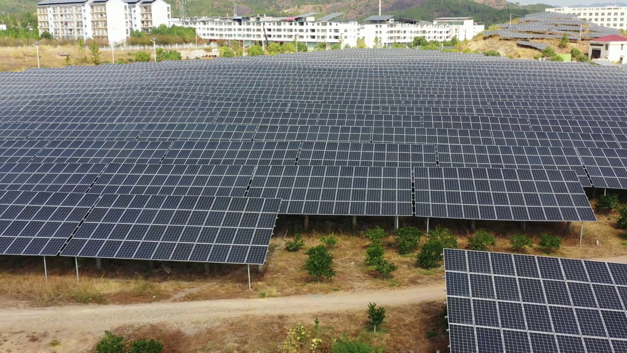 低角度航拍的果园和太阳能电池板视频素材