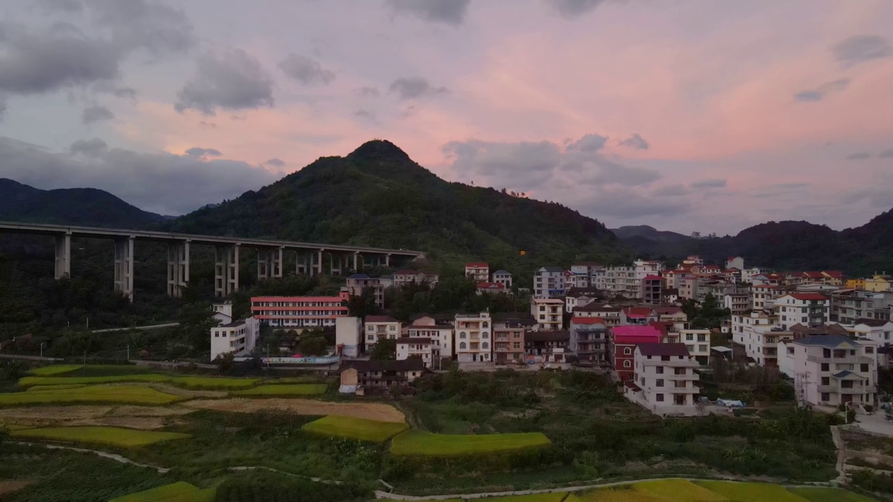 夕阳下的乡村田野和道路视频素材