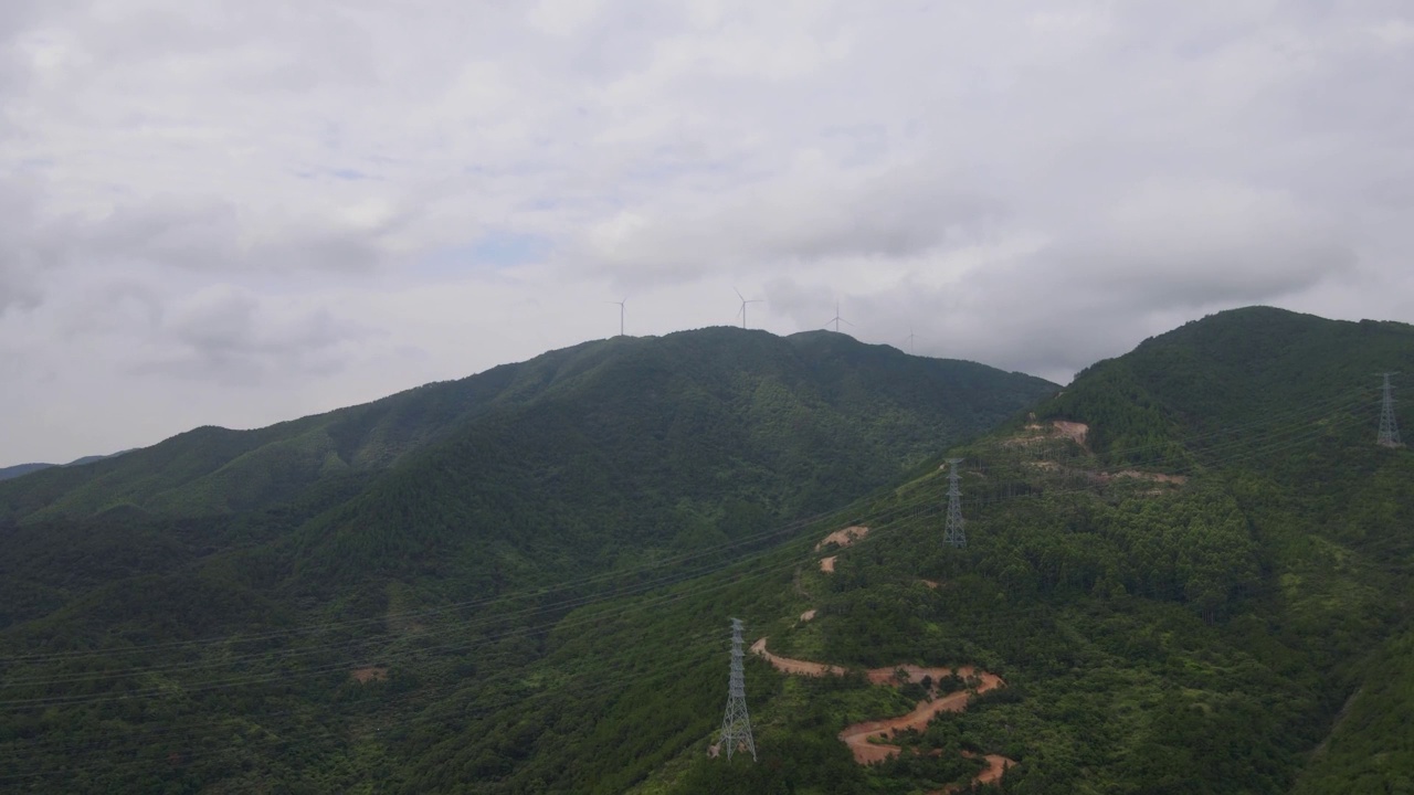 风力和云在多云的山峰上视频素材