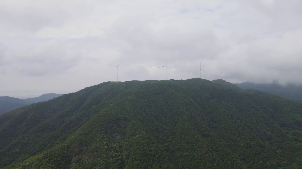 风力和云在多云的山峰上视频素材