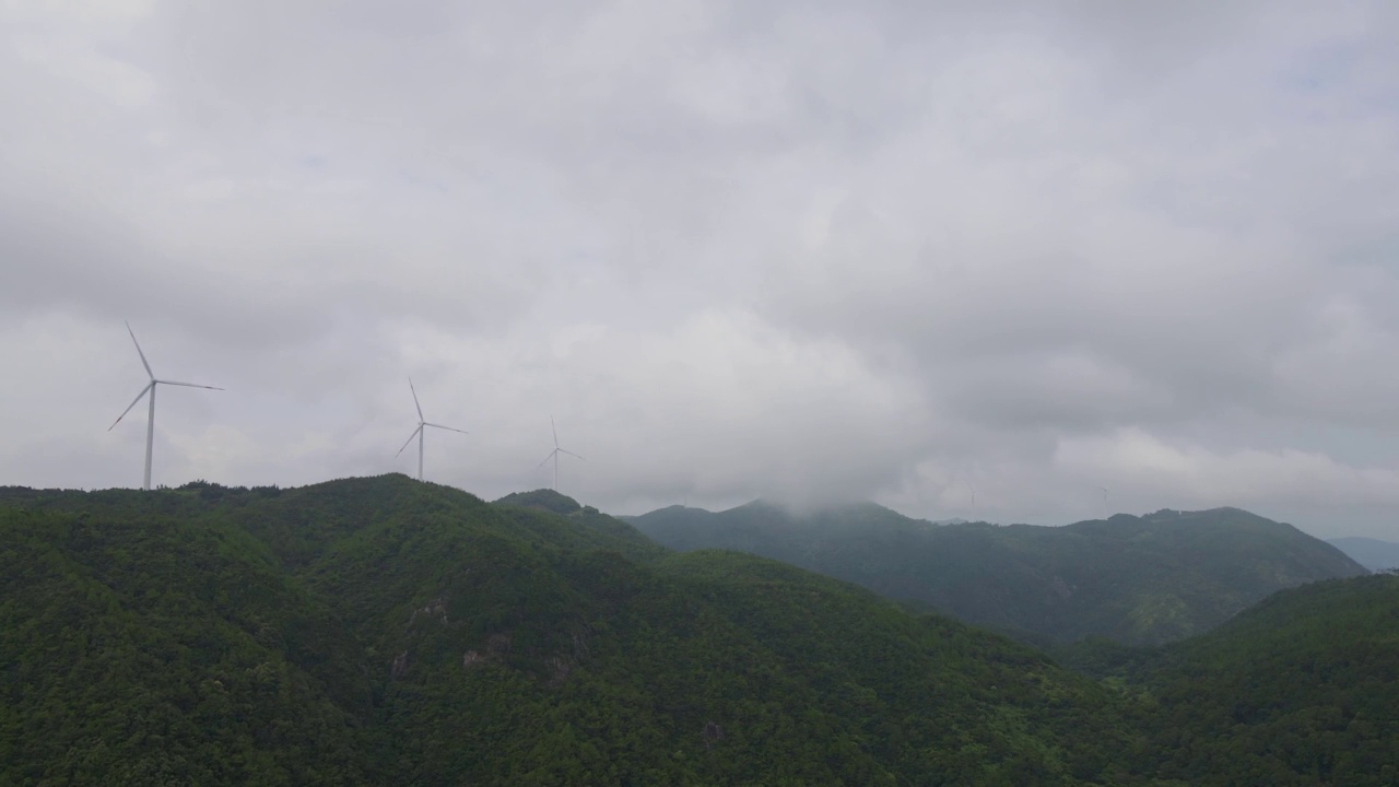 风力和云在多云的山峰上视频素材