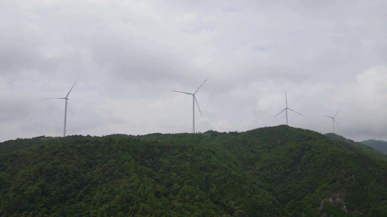 风力和云在多云的山峰上视频素材