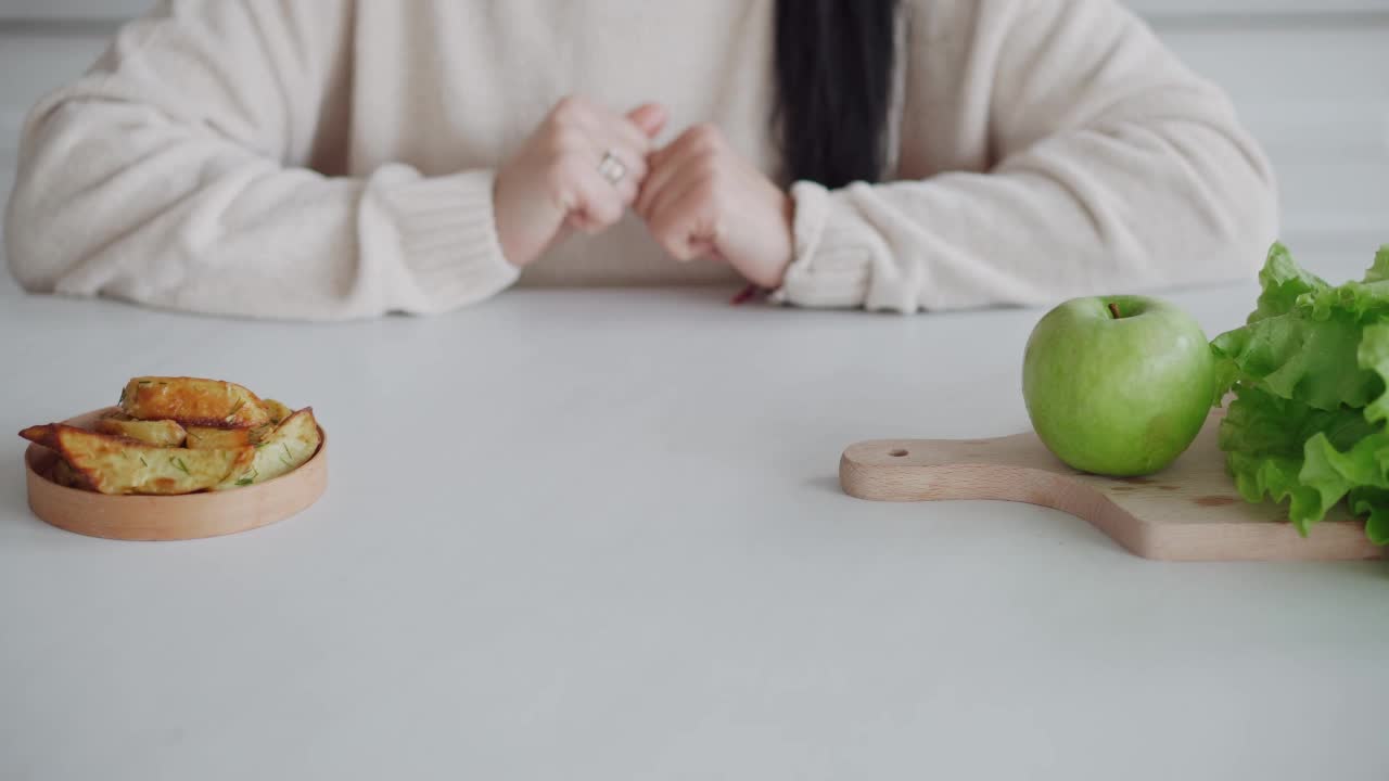 丙烯酰胺或健康饮食选择健康或不健康饮食的概念。文本的顶视图空白。减少不健康食物的摄入。改变饮食习惯，成为素食主义者视频下载