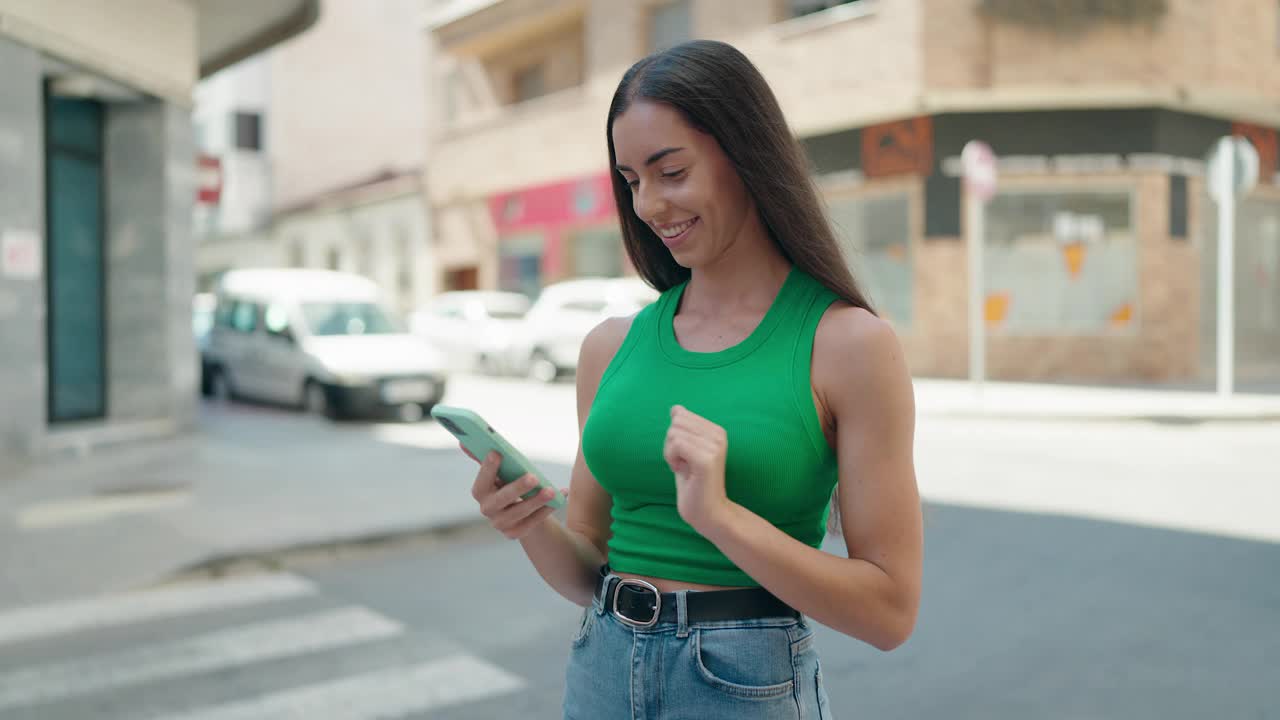 年轻美丽的西班牙妇女微笑自信的视频电话在街上视频素材