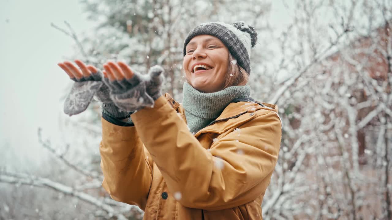 一个人在户外享受降雪。视频素材