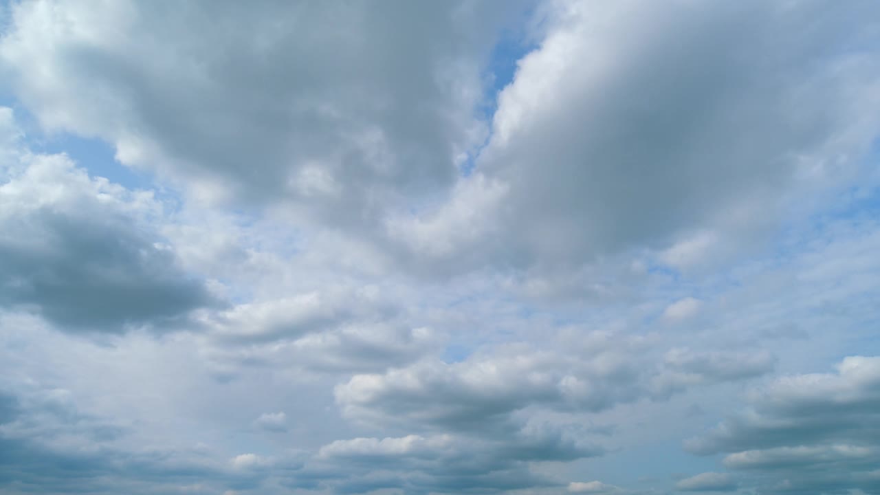 蓬松的分层云天空大气。蓬松蓬松的白云。形成云天景。时间流逝。视频素材