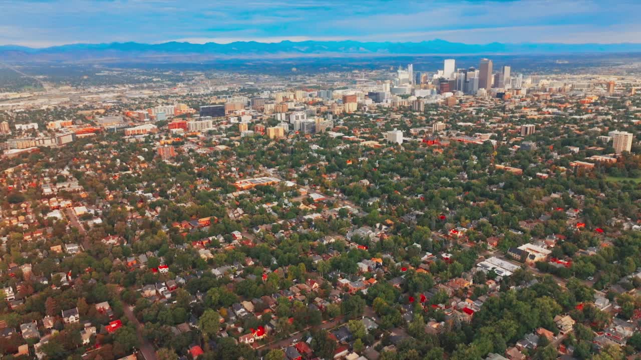 多云的白天丹佛市全景图。以山为背景的绿色城市的广阔风景。多云的天空背景。鸟瞰图。视频素材