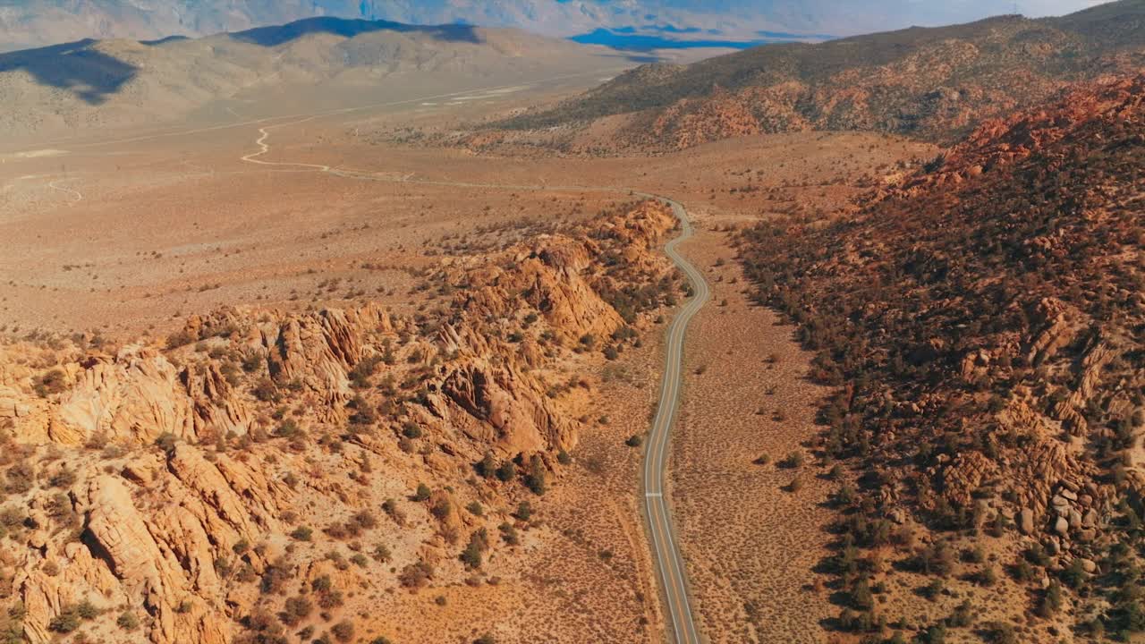 在崎岖的山间高速公路上的交通。阳光下的全景内华达州山区景观在晴天。前视图。视频素材