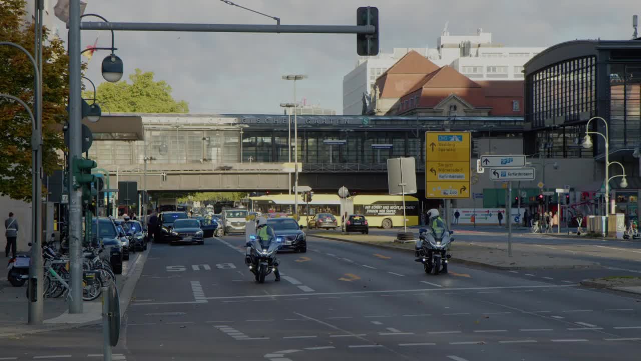 警察在柏林护送高级国家访客视频素材