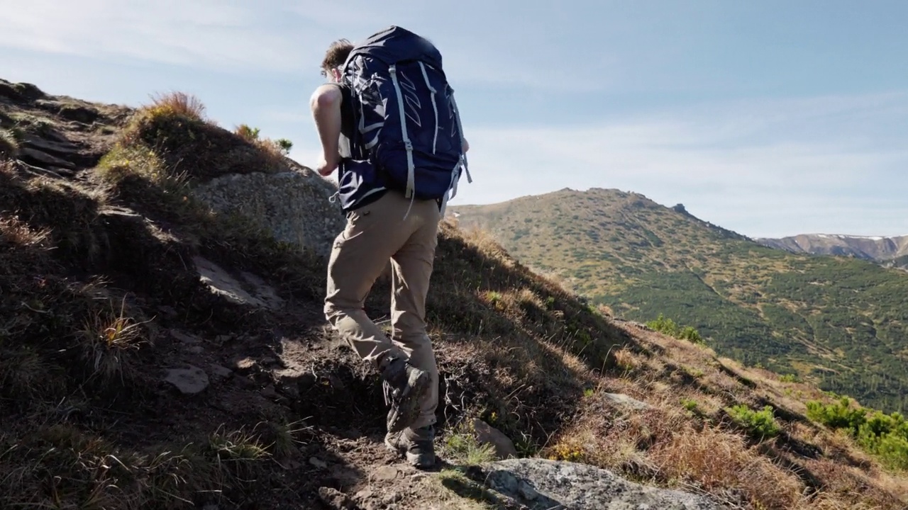 秋天在山上徒步旅行的男性背包客视频素材