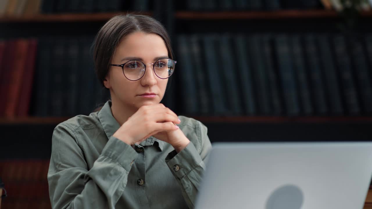 沉思的商务老师学生女人悲伤的思考计划分析工作笔记本电脑图书馆房间视频素材