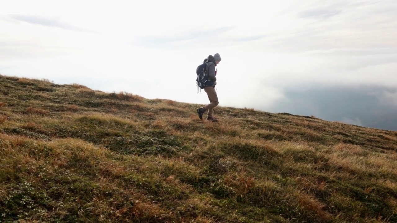 男性背包客在风景秀丽的秋山徒步旅行视频素材