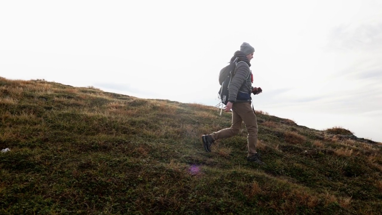 男性背包客在风景秀丽的秋山徒步旅行视频素材