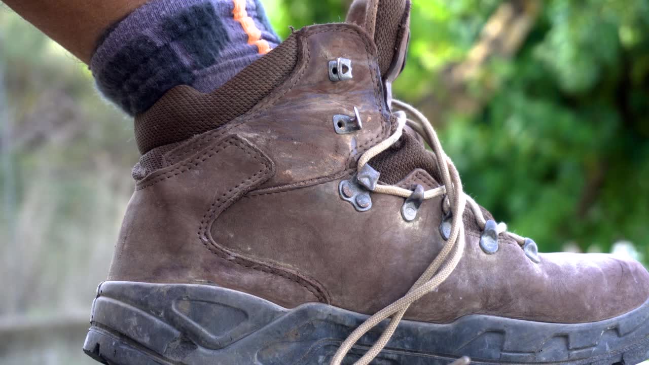 系登山靴鞋带视频素材